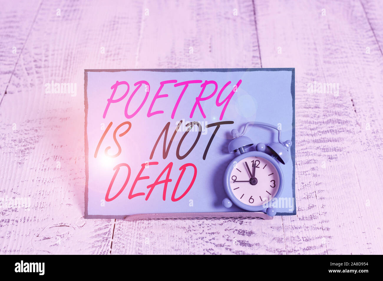 Konzeptionelle hand Schreiben, Poesie ist nicht tot. Konzept Bedeutung ästhetischer und rhythmisches Schreiben ist immer noch lebendig und modern Wecker gekippt oben Stockfoto Konzeptionelle hand Schreiben, Poesie ist nicht tot. Konzept Bedeutung ästhetischer und rhythmisches Schreiben ist immer noch lebendig und modern Wecker gekippt oben Stockfoto