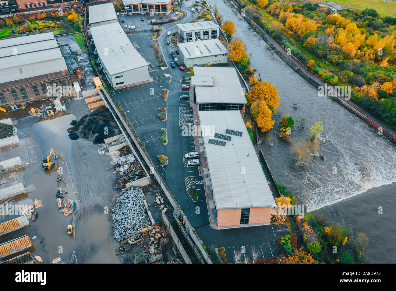 Luftbilder von Schäden, die durch den Fluss Don, Sheffield, Yorkshire, UK Platzen der Banken im November Hochwasser in der Nähe von Meadowhall Stockfoto