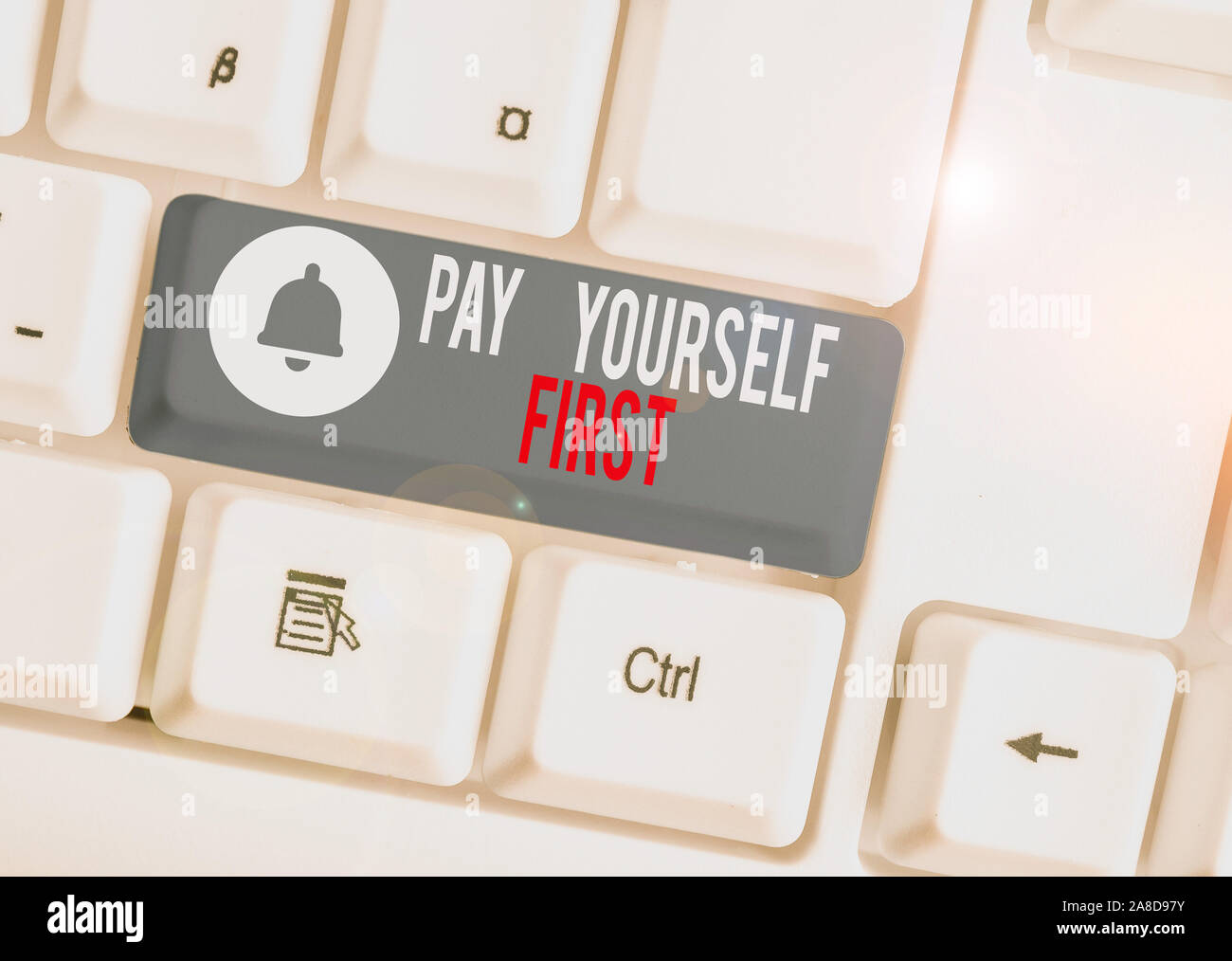 Text Zeichen, Zahlen Sie sich zuerst. Business Foto text Sparen für die Zukunft beiseite setzen sie einen Teil ihres Einkommens Weiß pc-Tastatur mit leeren Hinweis p Stockfoto