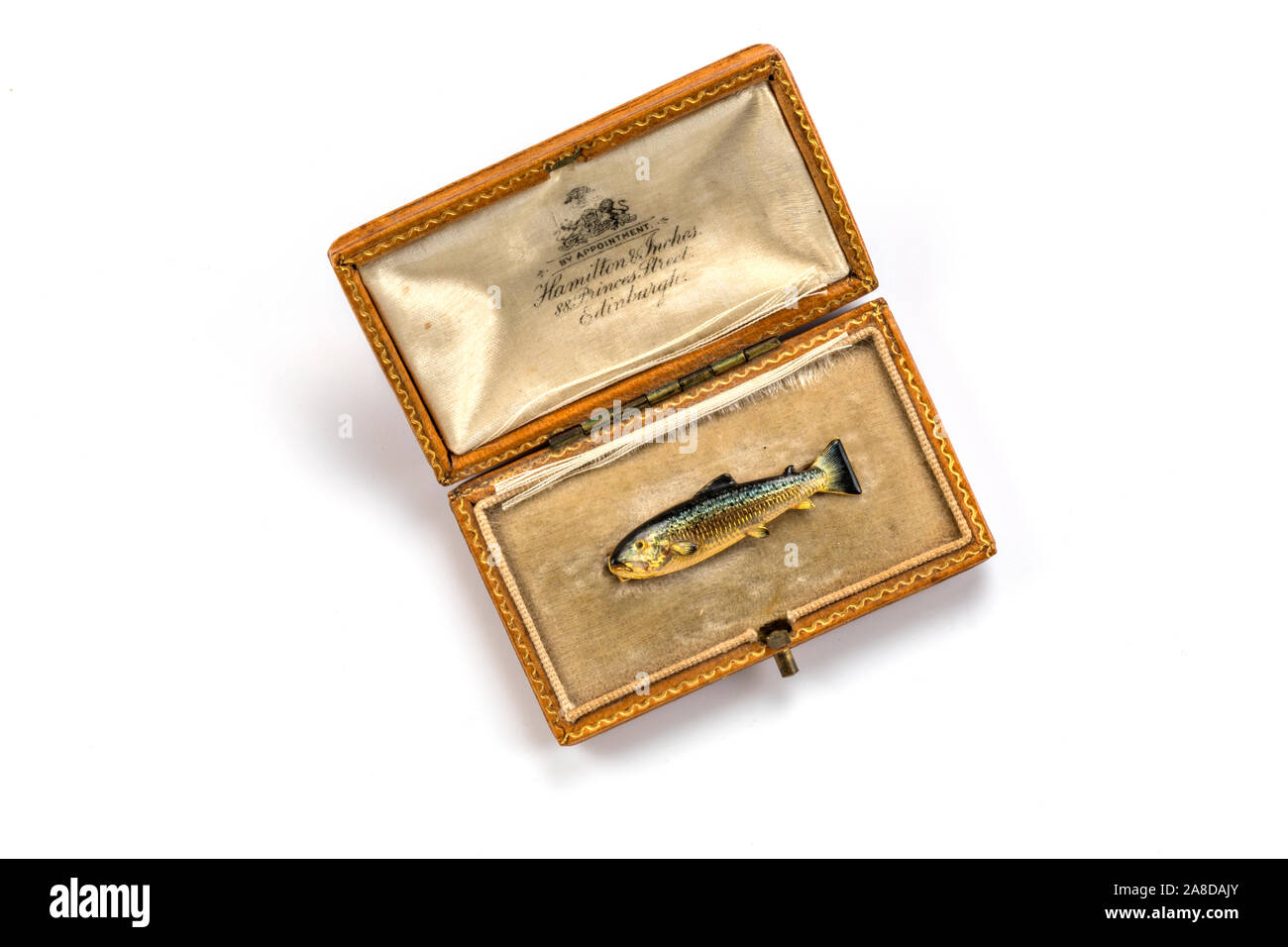 Gold und Emaille Forelle oder Lachs Fisch Brosche in Hamilton und Inhes, Edinburgh, Schottland. Stockfoto