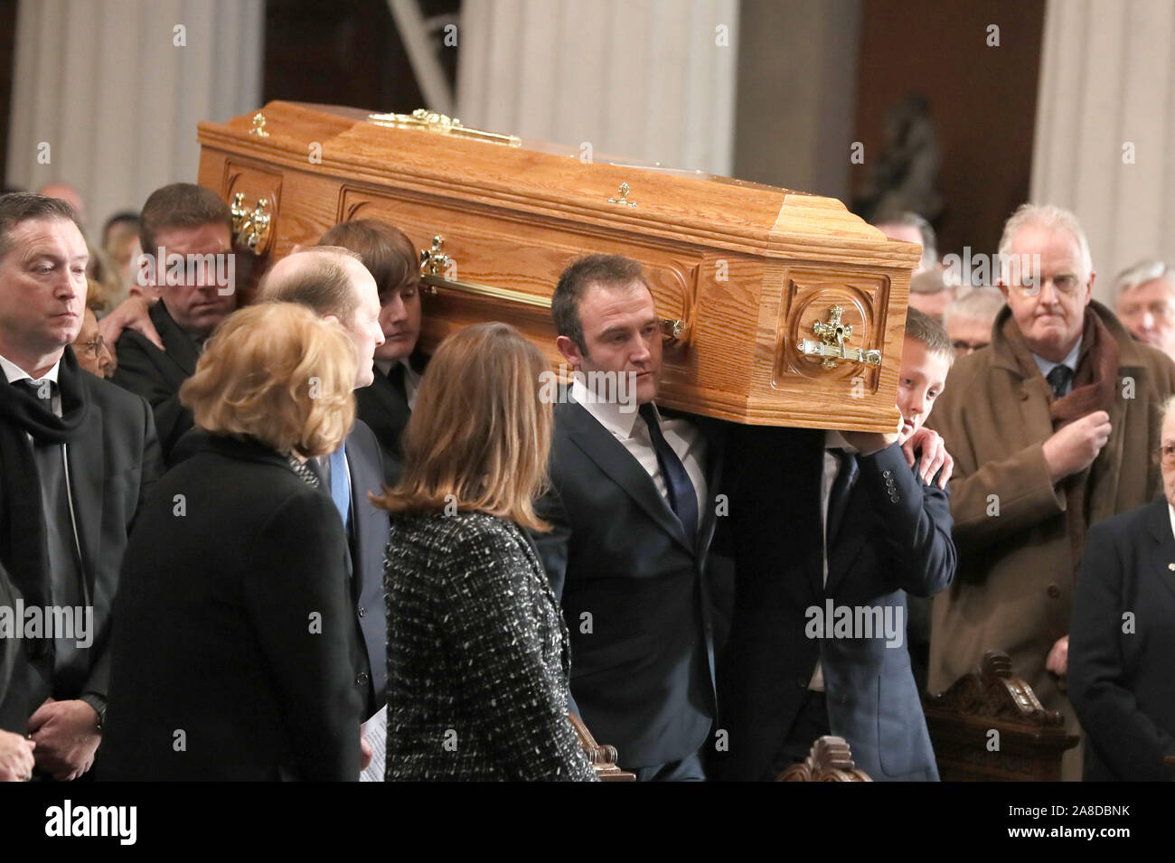 Der Sarg des gefeierten Sender Gay Byrne, ist in St. Mary's Pro-Cathedral in Dublin für seine Trauerfeier durchgeführt. Stockfoto