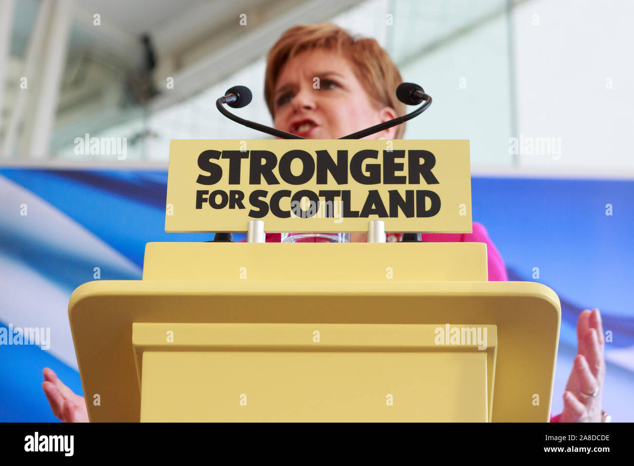 Edinburgh, Großbritannien. 8. November 2019. Drücken Sie Anruf, Nicola Sturgeon Start allgemein der SNP Wahlkampf an dynamischen Erde in Edinburgh. Im Bild: Nicola Sturgeon erster Minister. Credit: Pako Mera/Alamy leben Nachrichten Stockfoto