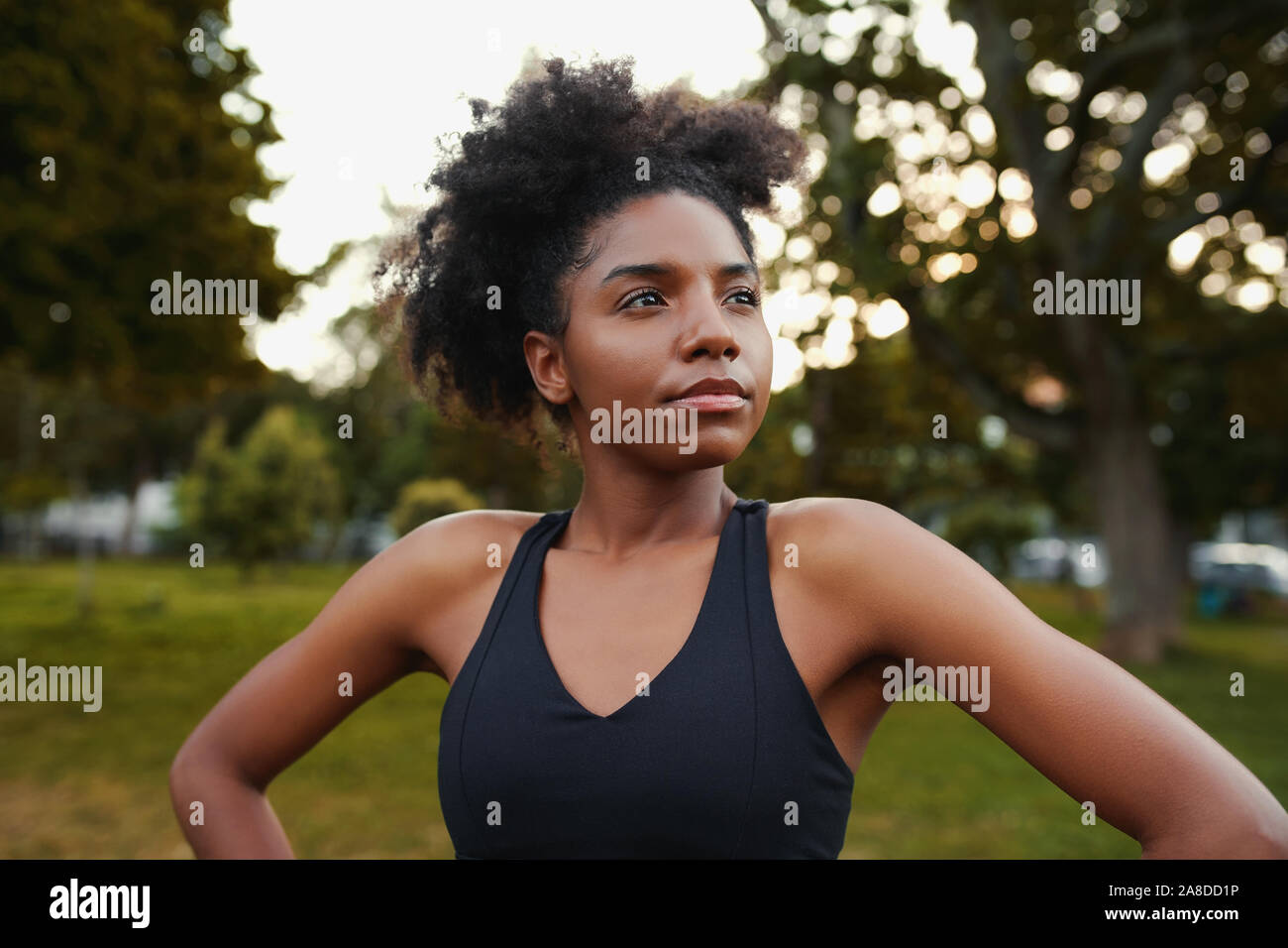 Portrait von zuversichtlich african american Sportlich fit junge Frau im Park Stockfoto