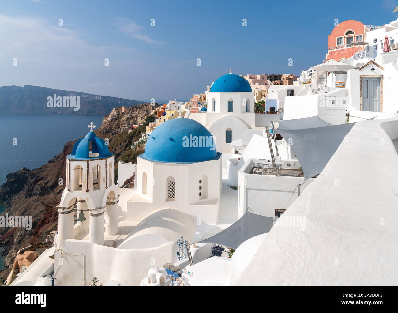 1. November 2019 - Santorini, Griechenland. Malerische Aussicht auf ein kleines Dorf Oia. Kirchen mit blauer Kuppel und weiß getünchte Wände. Stockfoto