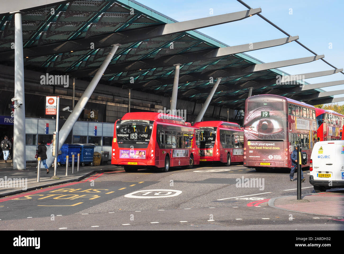 Busse warten außerhalb des Bahnhofs, Finsbury Park, London, England, Großbritannien Stockfoto