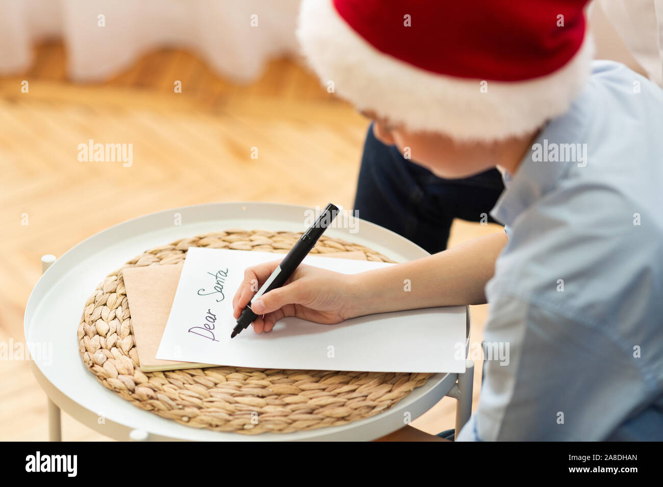 Junge schreiben Brief an Santa sitzen auf einem Sofa zu Hause Stockfoto