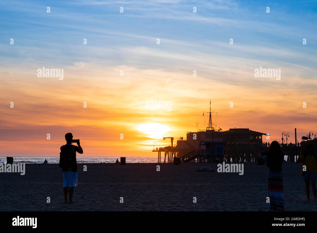 Die Leute am Strand von Santa Monica warten, um den Sonnenuntergang zu fotografieren, Los Angeles County, Kalifornien, Vereinigte Staaten von Amerika Stockfoto