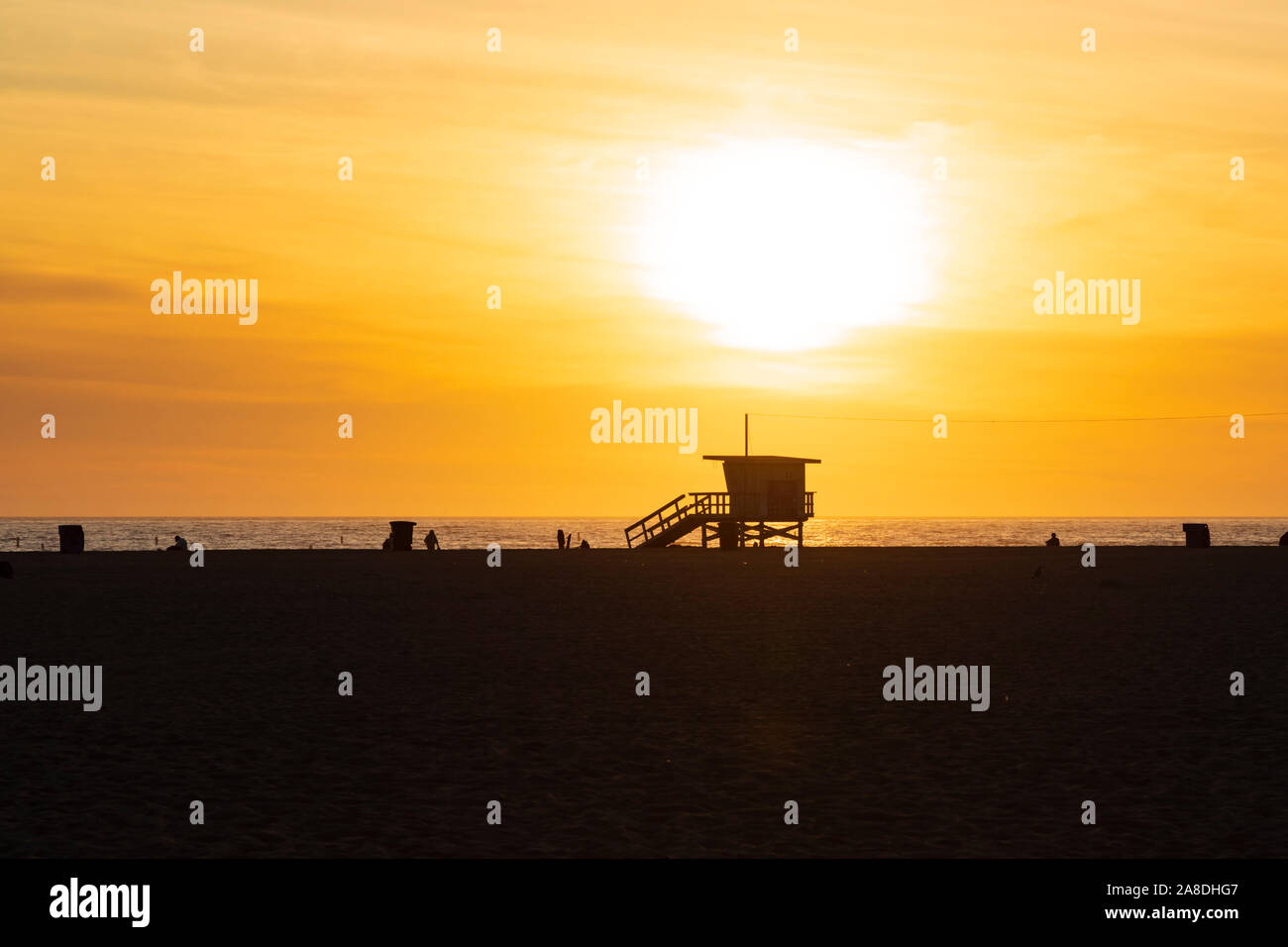 Sonnenuntergang über dem Rettungsschwimmturm, Santa Monica Beach, Los Angeles County, Kalifornien, Vereinigte Staaten von Amerika Stockfoto