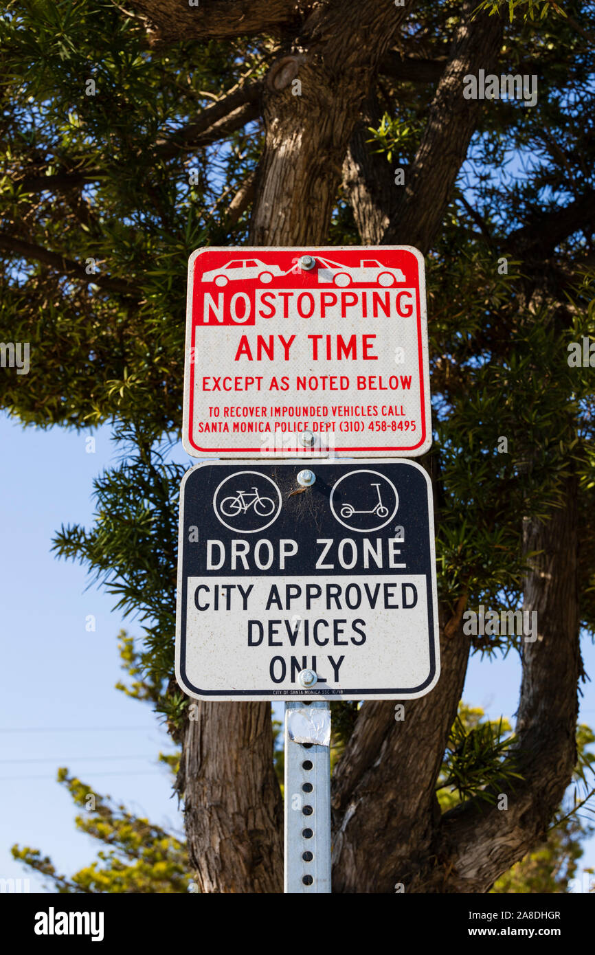 Kein stoppen und Zyklus Drop Off Zone Schilder, Ocean Park Boulevard, Santa Monica, Los Angeles County, Kalifornien, Vereinigte Staaten von Amerika Stockfoto