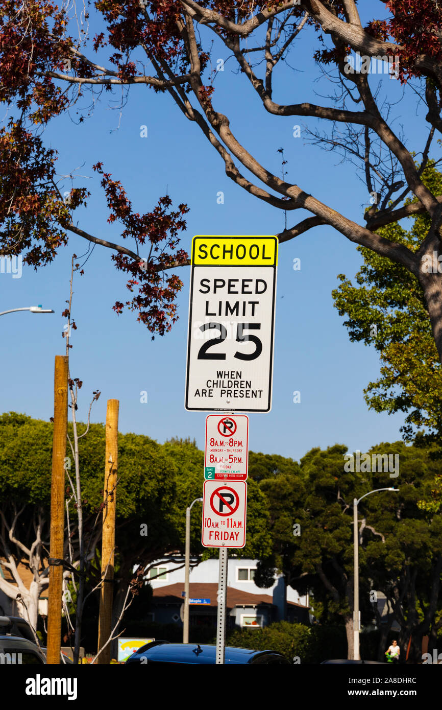 Tempolimit Zeichen, wenn Kinder vorhanden sind. Santa Monica, Los Angeles County, Kalifornien, Vereinigte Staaten von Amerika Stockfoto