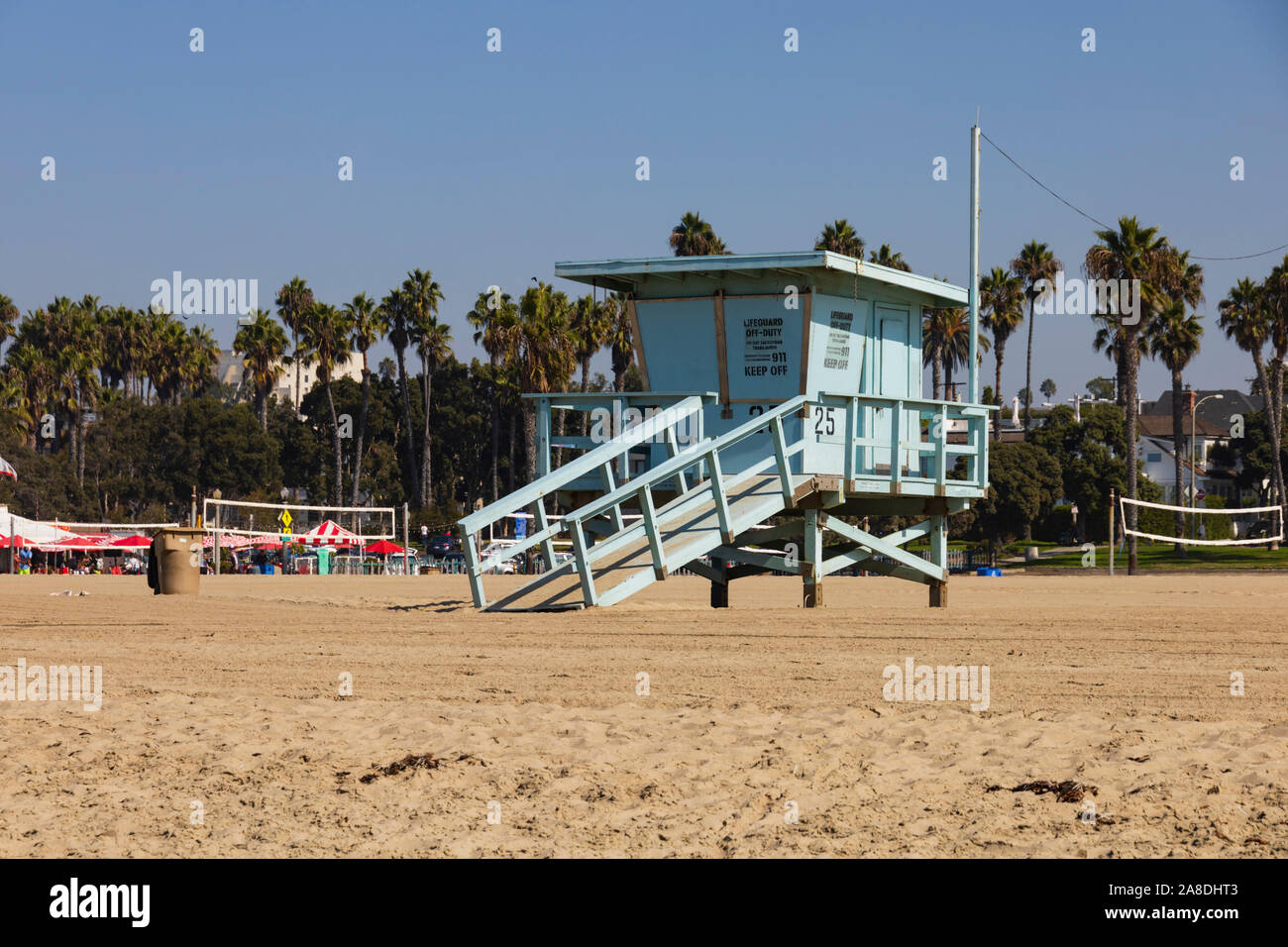 Rettungsschwimmturm und Menschen, Santa Monica, Los Angeles County, Kalifornien, Vereinigte Staaten von Amerika Stockfoto