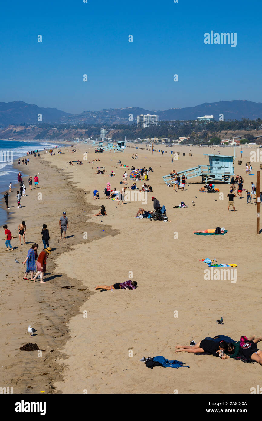 Touristen am Strand, Santa Monica, Los Angeles County, Kalifornien, Vereinigte Staaten von Amerika Stockfoto