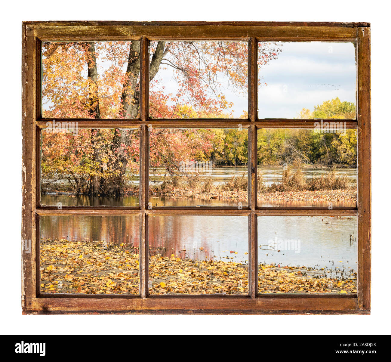 Überflutet Missouri River im Herbst Farben Landschaft wie aus einem Jahrgang Schiebefenster gesehen Stockfoto