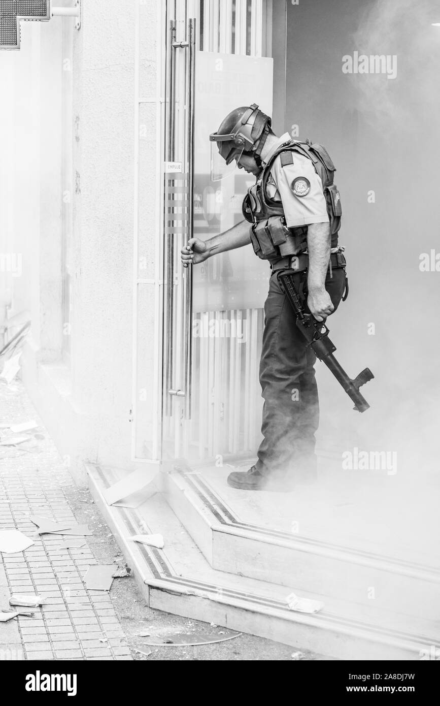 Der antiago de Chile Chile 6 November 2019 Polizist befasst sich mit einem kleinen Geschäft geplündert bei Providencia neighborhood während der jüngsten Unruhen Stockfoto