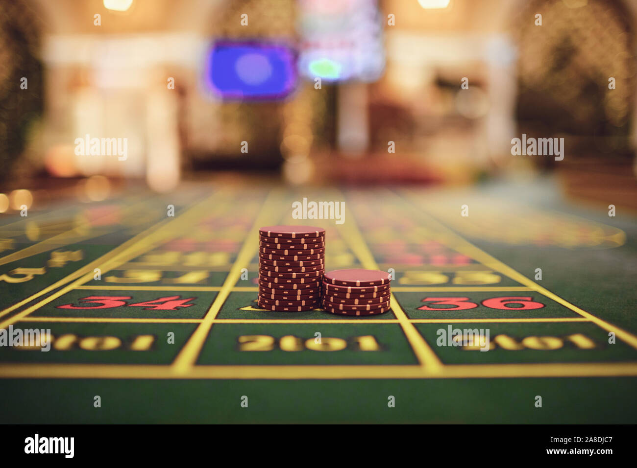 Roulette Chips auf einem Spieltisch in einem Casino. Stockfoto