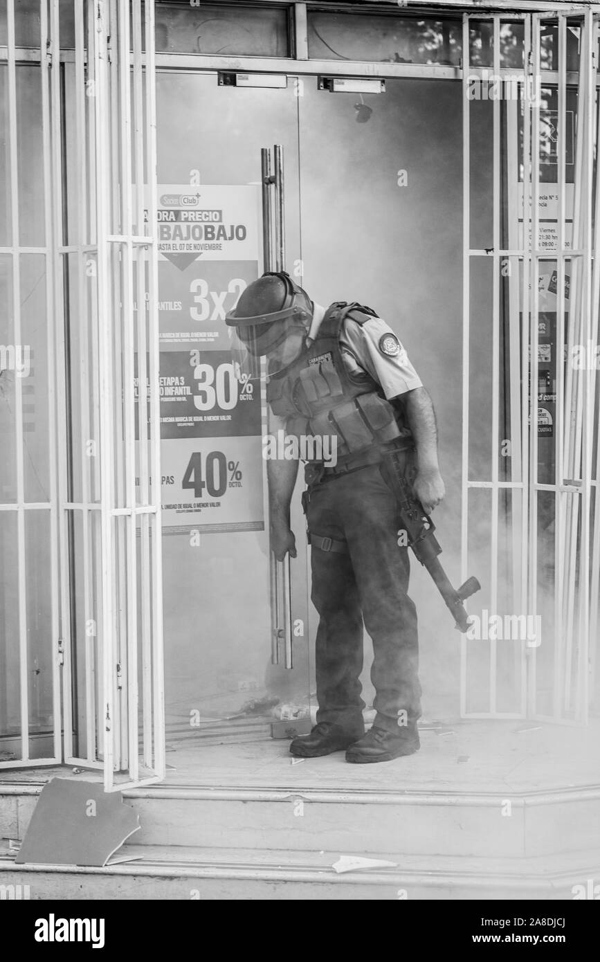 Der antiago de Chile Chile 6 November 2019 Polizist befasst sich mit einem kleinen Geschäft geplündert bei Providencia neighborhood während der jüngsten Unruhen Stockfoto
