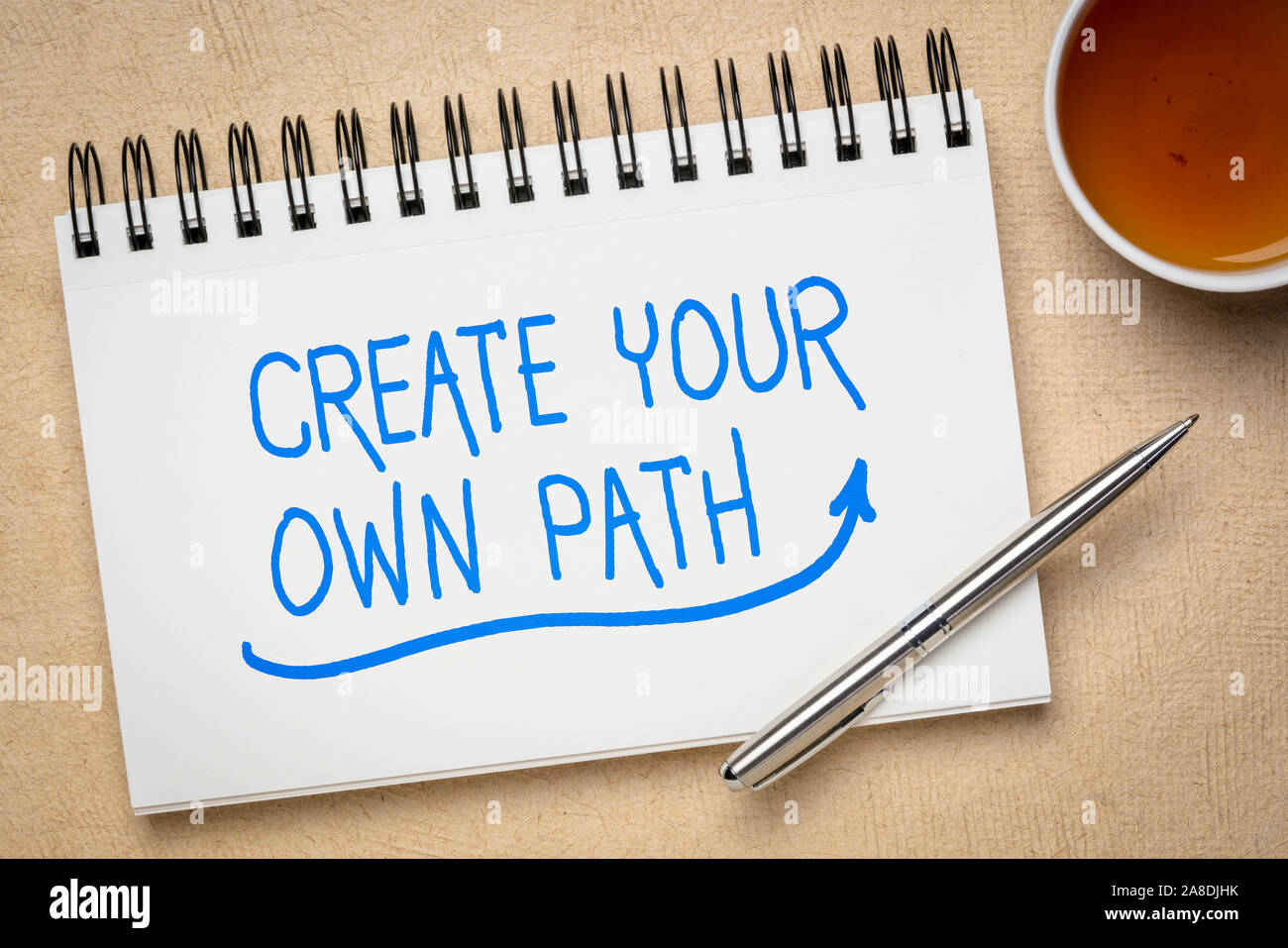 Deinen eigenen Weg inspirational Quotes - Handschrift auf ein Skizzenbuch mit einer Tasse Tee, Karriere und persönlichen Entwicklung Konzept erstellen Stockfoto