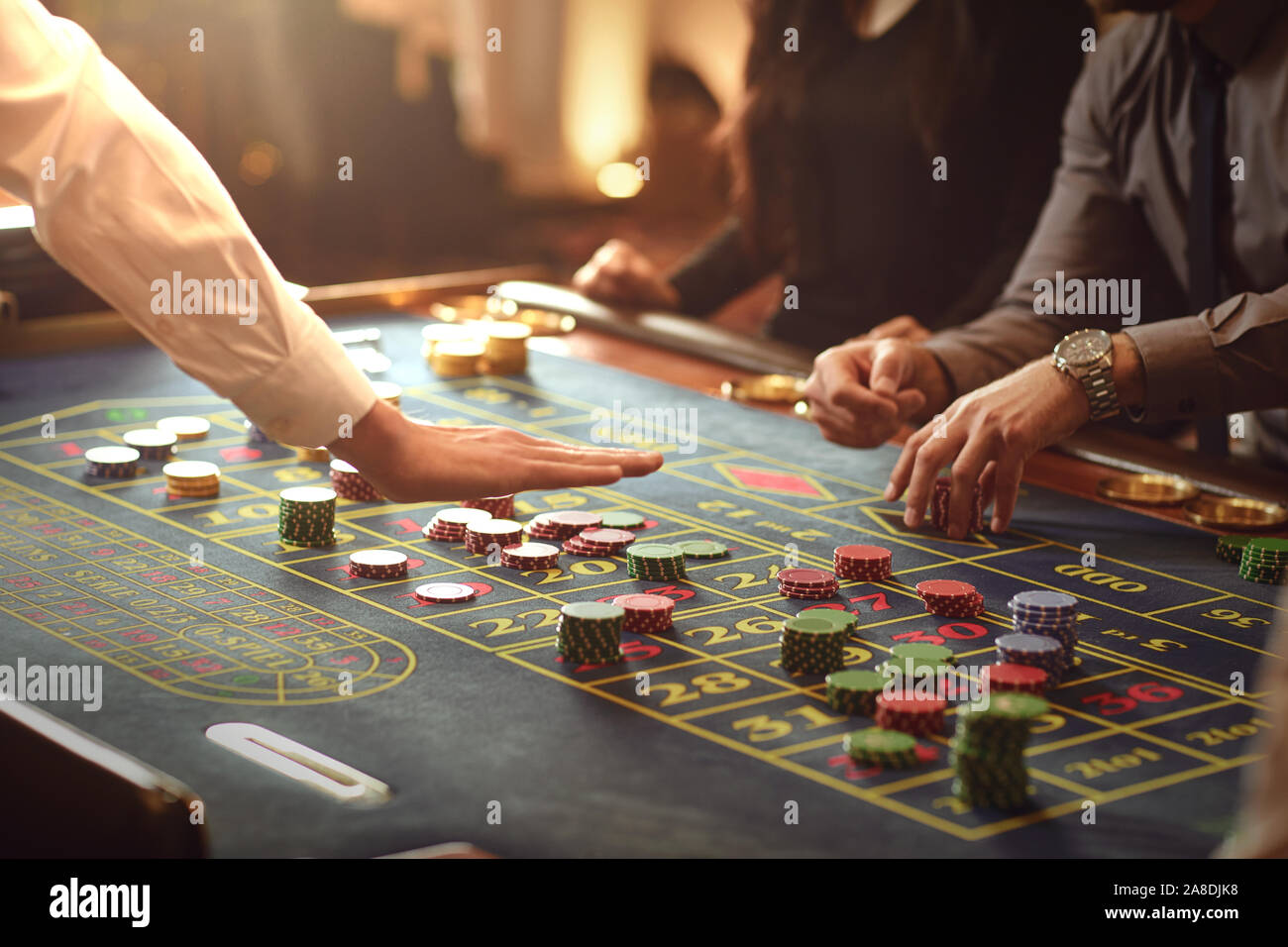 Die Hände eines Mannes Chips auf dem Tisch in einem Casino. Stockfoto