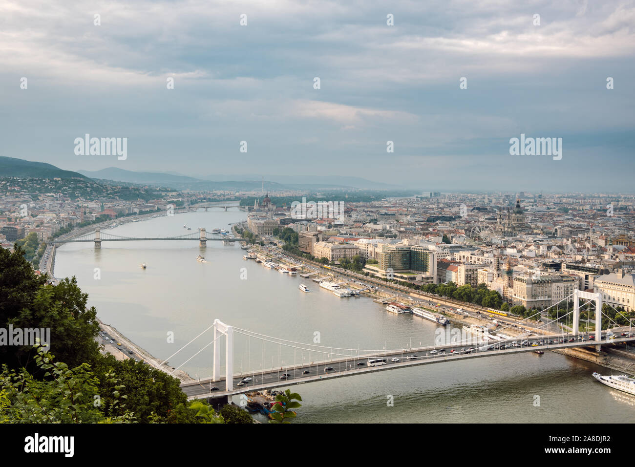 Panorama-aufnahme von Budapest aus Gellert Hill. Die Donau, die Kettenbrücke, Parlament, Buda und Pest. Budapest, Ungarn. Stockfoto