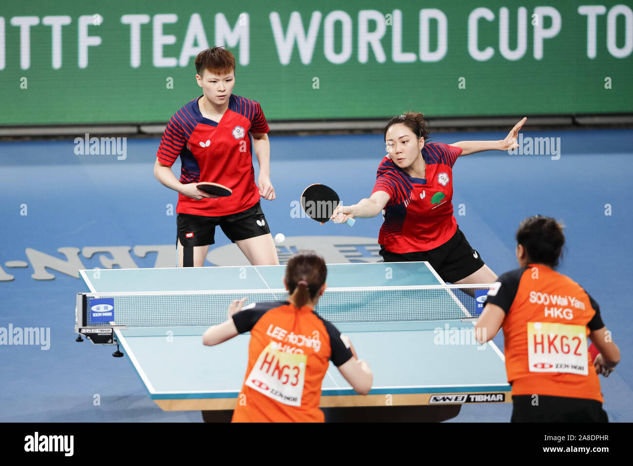 Tokio, Japan. 8. November, 2019. (Rot) Hsien-Tzu Cheng und Szu-yu Chen von Chienese Taipei in Aktion gegen Ho Ching Lee und Wai Yam Minnie Soo von Hong Kong während der Frauen Viertelfinale gegen Mannschaften an der International Table Tennis Federation (ITTF) Team Wm Tokio 2019 an der Tokyo Metropolitan Gymnasium. Chinese Taipei Niederlagen Hong Kong 3-2. Credit: Rodrigo Reyes Marin/ZUMA Draht/Alamy leben Nachrichten Stockfoto