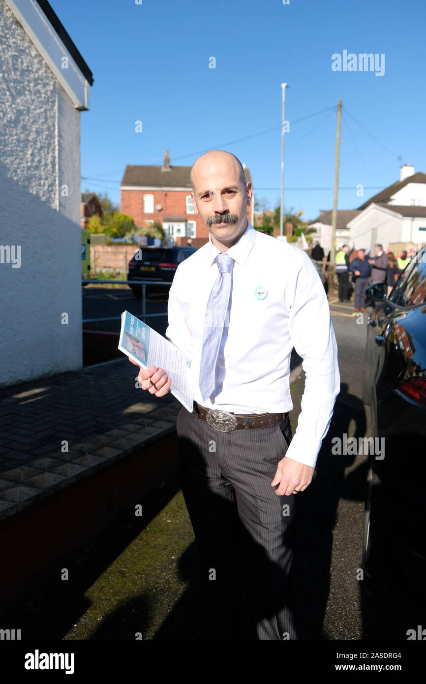 Kleine Mühle, Pontypool, Monmouthshire, Wales - Freitag, 8. November 2019 - David Thomas ist der potenzielle Kandidat fuer die Brexit Partei in der Kreuzfahrten Wahlkreis, hier warten auf die Ankunft des Führers Nigel Farage - South Wales Stadt Pontypool ist eine starke Arbeit stimmen. Foto Steven Mai/Alamy leben Nachrichten Stockfoto