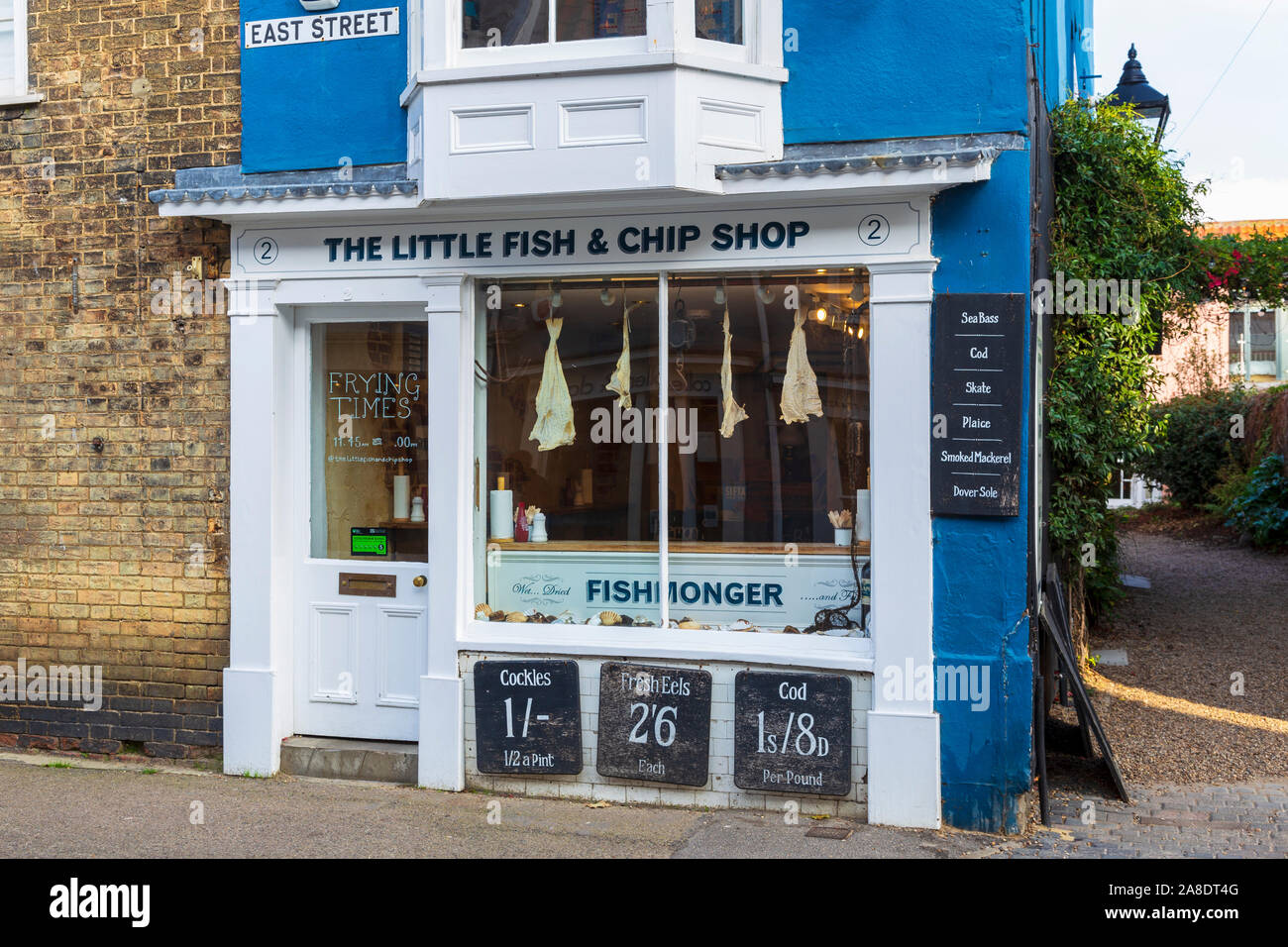 Fisch und Chip Shop in Southwold mit historischen Preise auf Kreidetafeln angezeigt Stockfoto