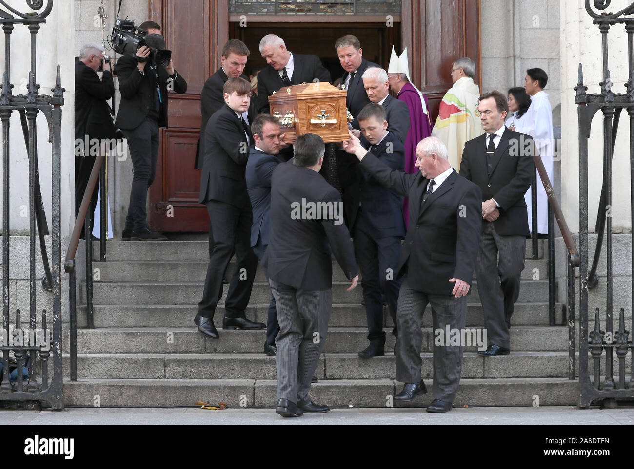 Der Sarg des gefeierten Sender Gay Byrne, von St. Mary's Pro-Cathedral in Dublin durchgeführt, nach seiner Trauerfeier. Stockfoto