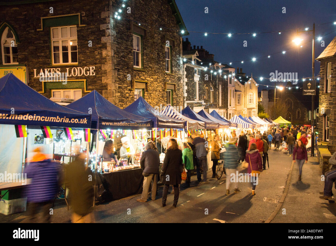 Windermere Weihnachtsfeier in der Abenddämmerung, an den 2016 Ereignis aufgenommen Stockfoto