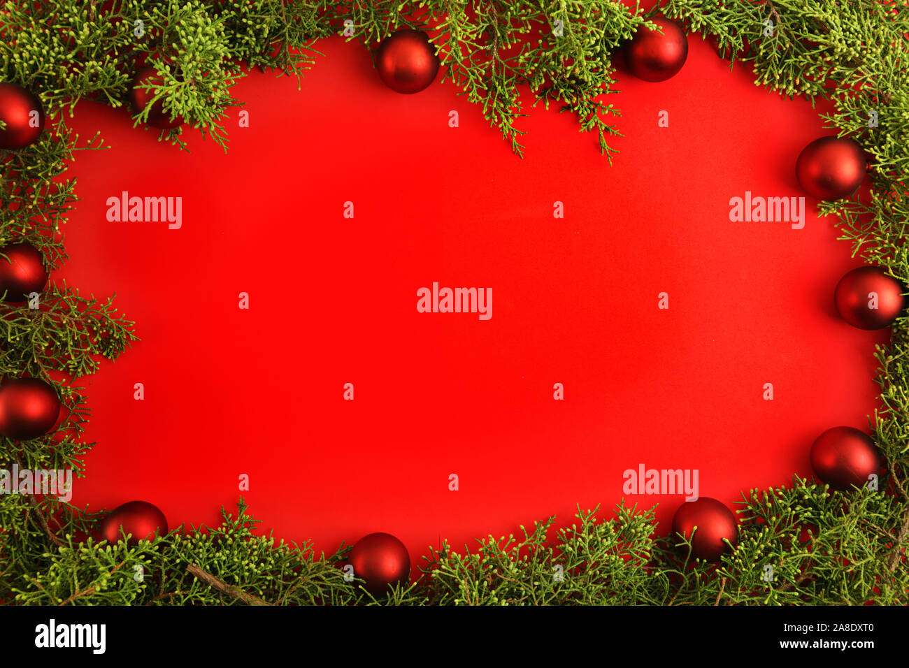 Flach legen roten Weihnachtskopie Raum mit Kiefernästen und roten Weihnachtskugeln rund um Stockfoto