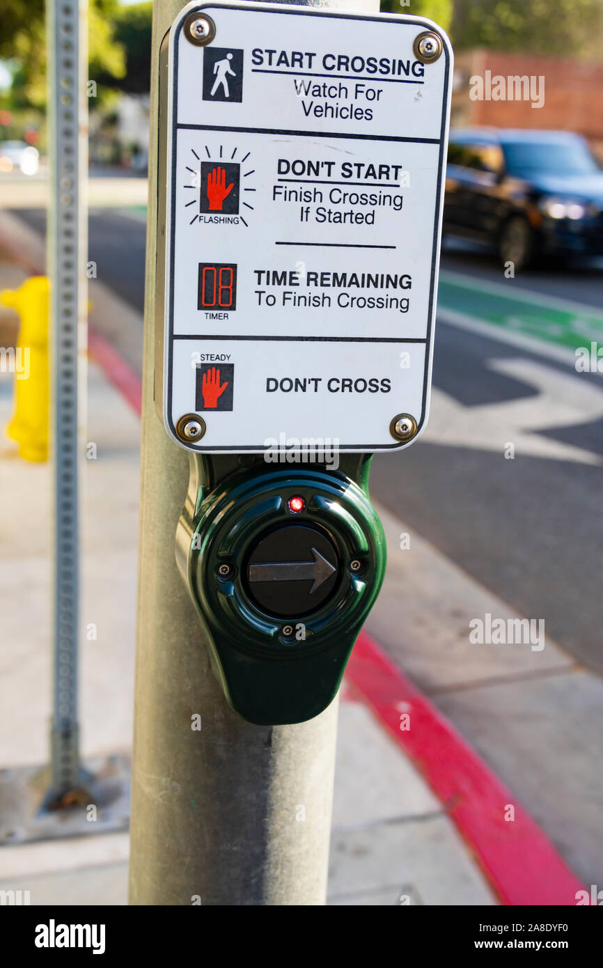 Crosswalk Light Control Box mit Anweisungen für Fußgänger, Santa Monica, Los Angeles County, Kalifornien, Vereinigte Staaten von Amerika Stockfoto