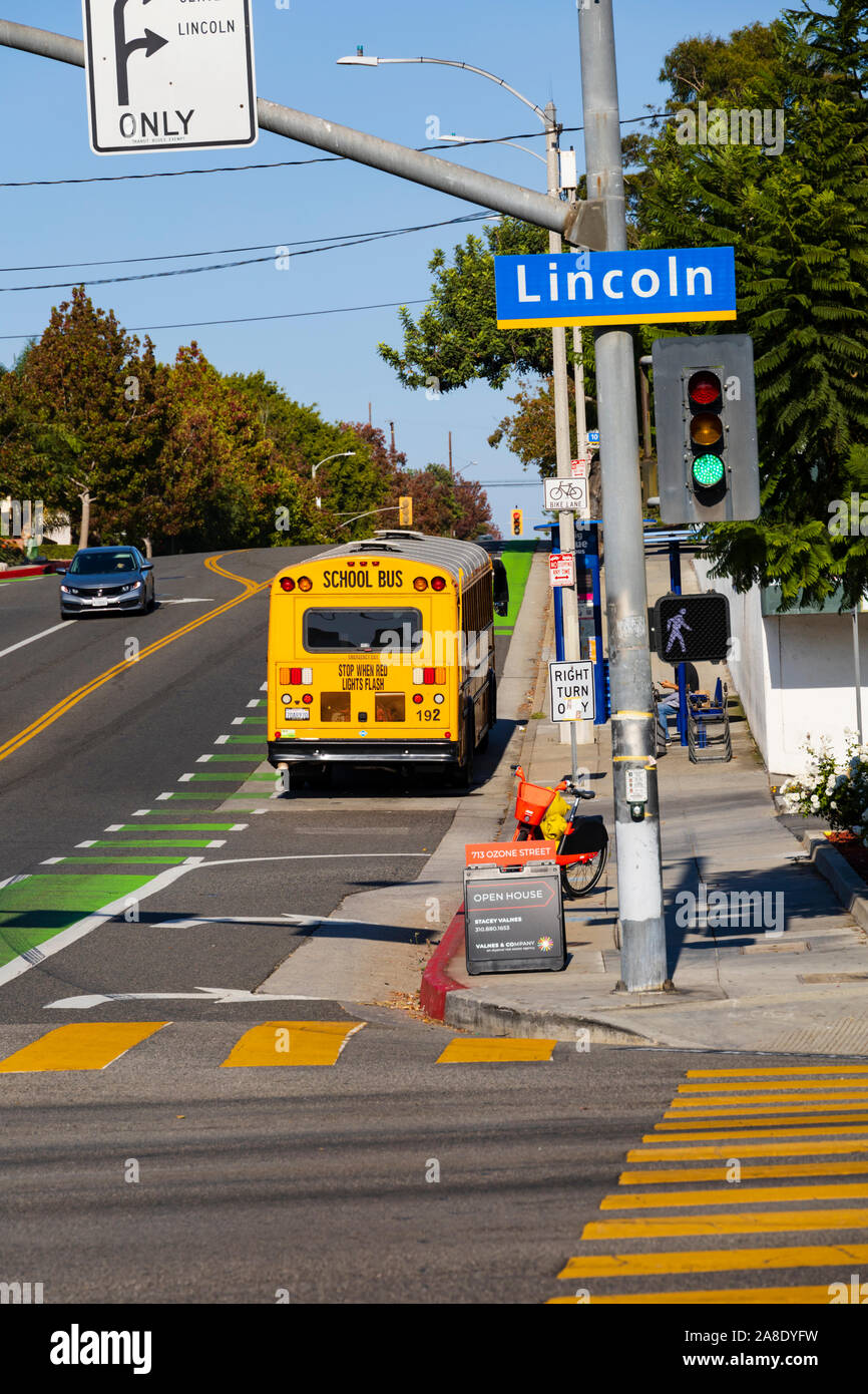 School Bus und fussgängerstreifen, Ocean Park Blvd und Lincoln, Santa Monica, Los Angeles County, Kalifornien, Vereinigte Staaten von Amerika Stockfoto