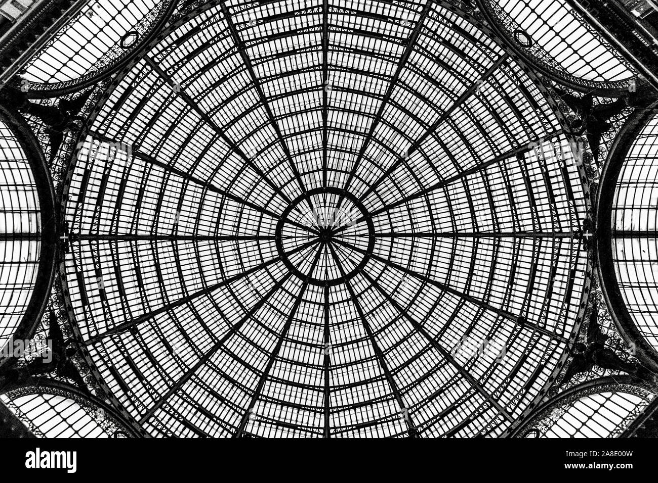 Ein Detail der Geometrien der zentralen Kuppel der Umberto I Galerie in Neapel, Italien. Stockfoto