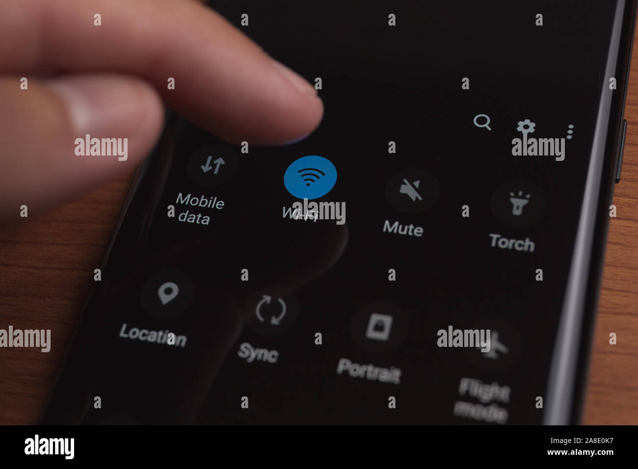 Nahaufnahme der männlichen hand Aktivieren der drahtlosen Verbindung im Smartphone Stockfoto