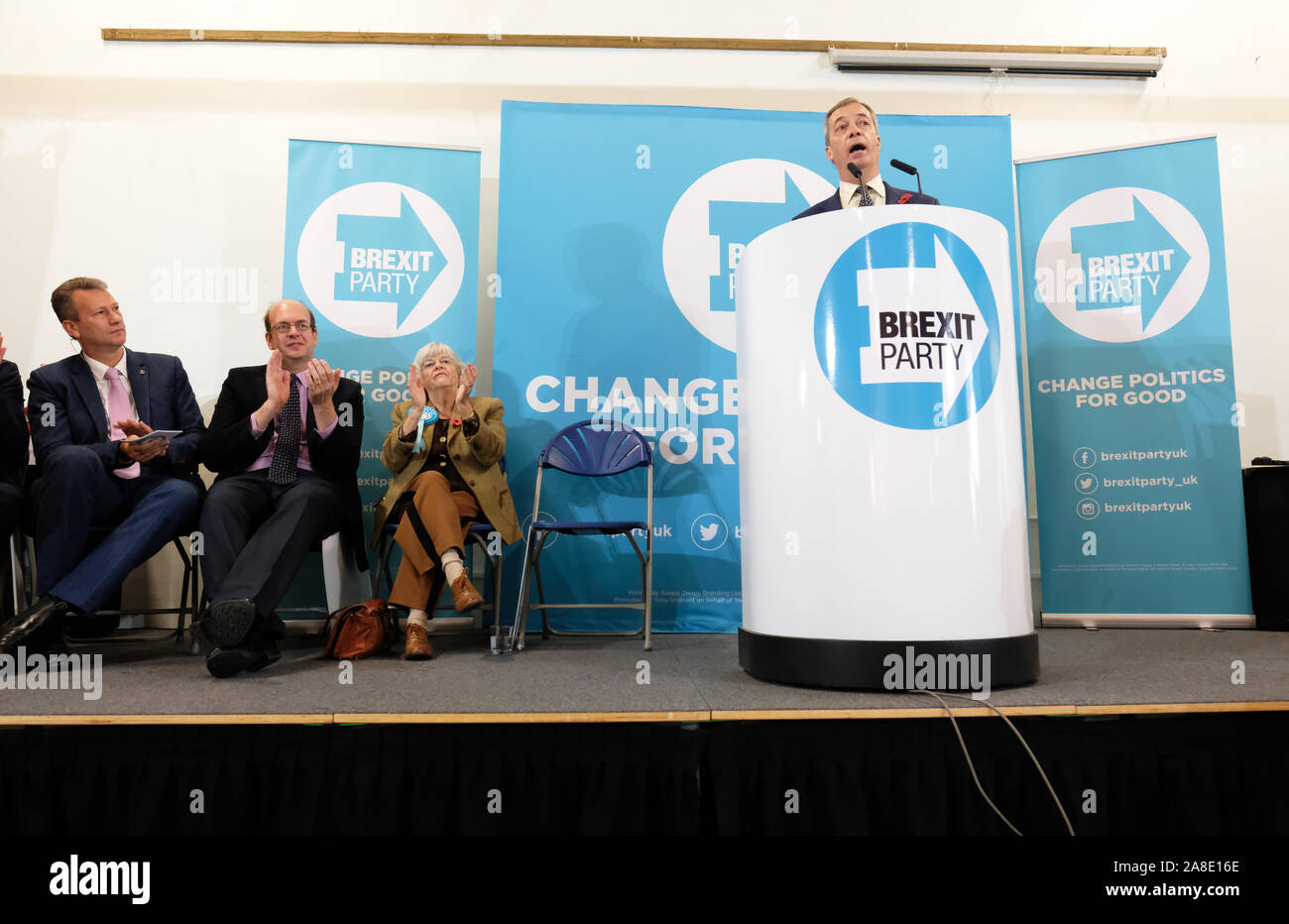 Kleine Mühle, Pontypool, Monmouthshire, Wales - Freitag, 8. November 2019 - Brexit-Chef Nigel Farage Adressen ein Publikum in der South Wales Stadt Pontypool eine starke Arbeit stimmen. Foto Steven Mai/Alamy leben Nachrichten Stockfoto