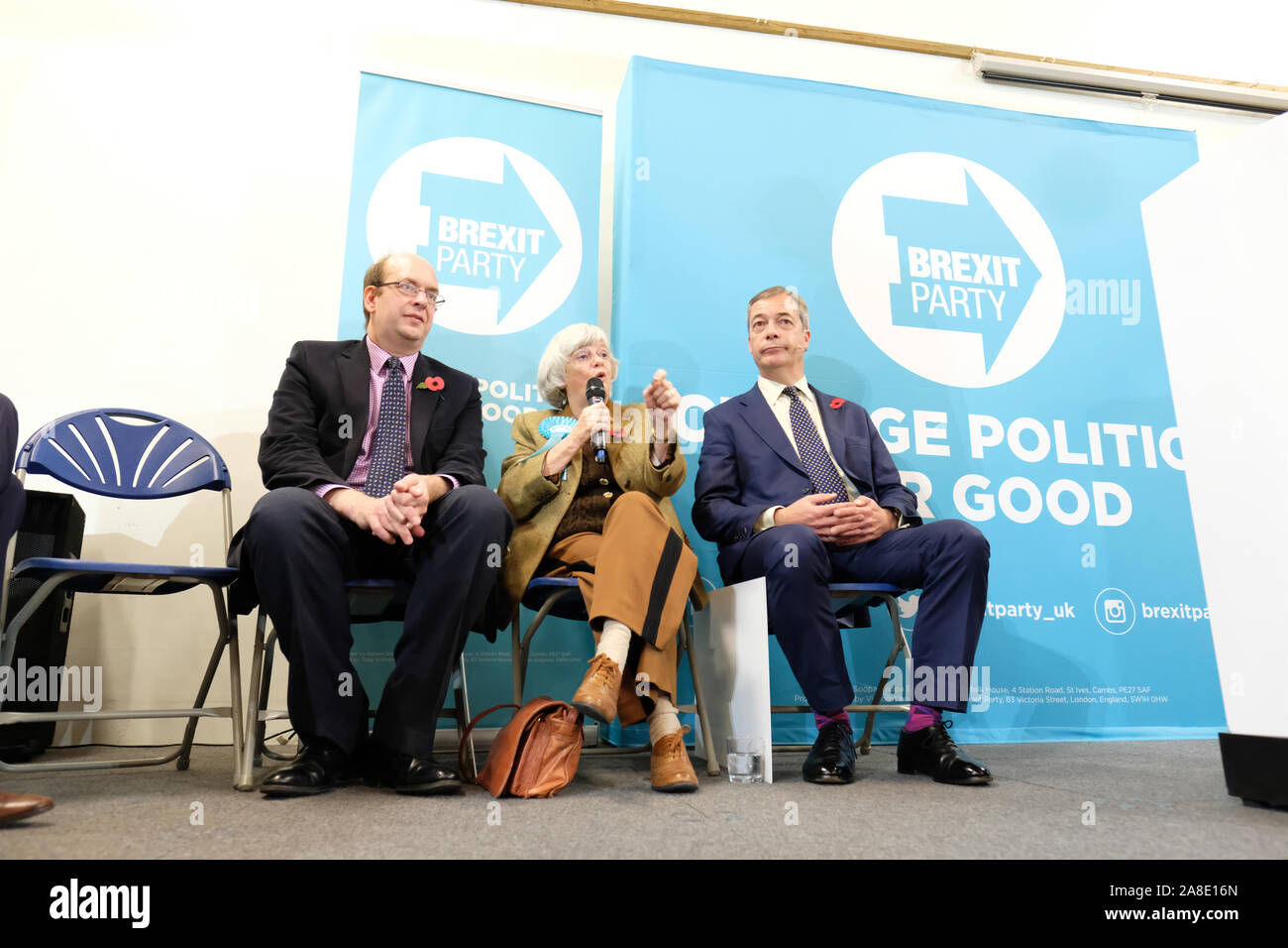 Kleine Mühle, Pontypool, Monmouthshire, Wales - Freitag, 8. November 2019 - Brexit-Chef Nigel Farage (rechts) Hört sich Ann Widdecombe MDEP mit Mark Reckless BIN (links), wie sie Adressen ein Publikum in der South Wales Stadt Pontypool eine starke Arbeit stimmen. Foto Steven Mai/Alamy leben Nachrichten Stockfoto