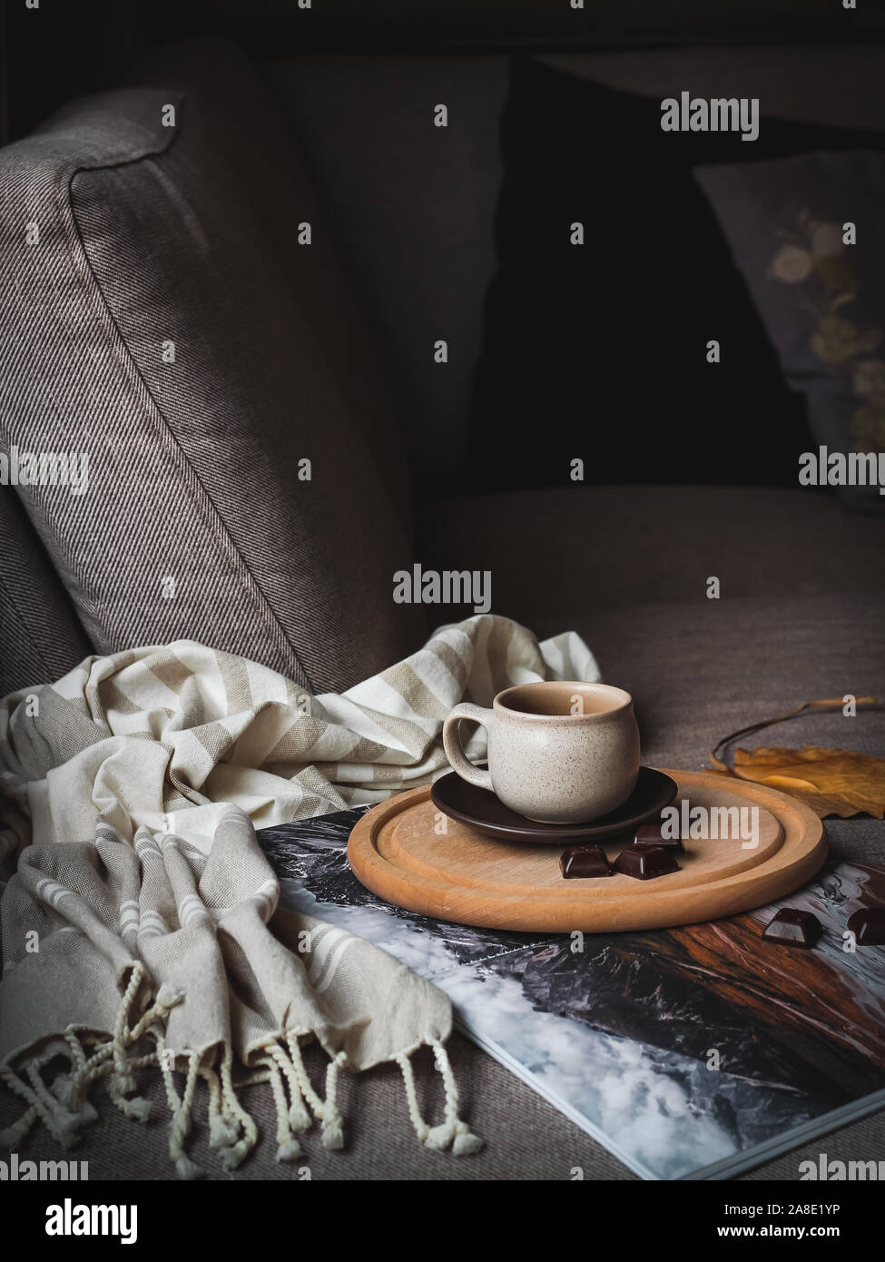 Morgens Kaffee mit Schokolade auf der Couch. Gemütliche Wochenende moment Stockfoto