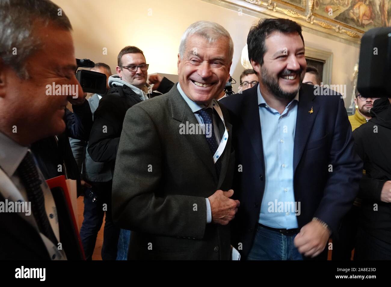 Palazzo Vecchio. Pressekonferenz von Matteo Salvini am Rande des Confcommercio Konferenz im Foto Salvini mit Carlo Sangalli, Confcommercio nationaler Präsident (Claudio Fusi/Fotogramma, Florenz - 2019-11-08) p.s. La foto e 'utilizzabile nel rispetto del contesto in Cui e' Stata scattata, e senza intento diffamatorio del decoro delle Persone rappresentate Stockfoto