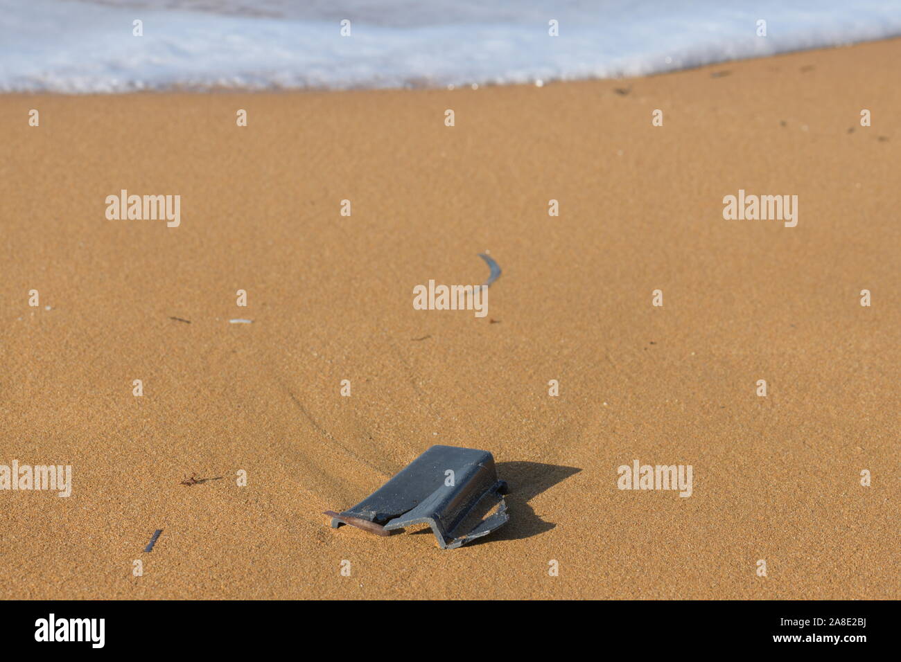 Kunststoff Abgase auf Sand Strand mit Meer in Sicht Stockfoto