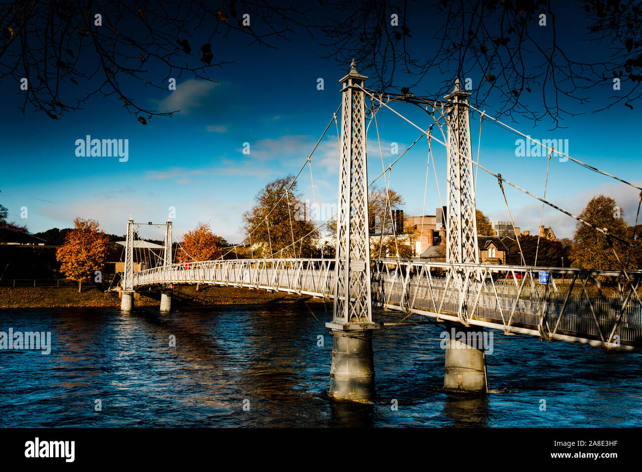 Eine gusseiserne Fußgängerbrücke über den Fluss Ness in Inverness, Schottland Stockfoto