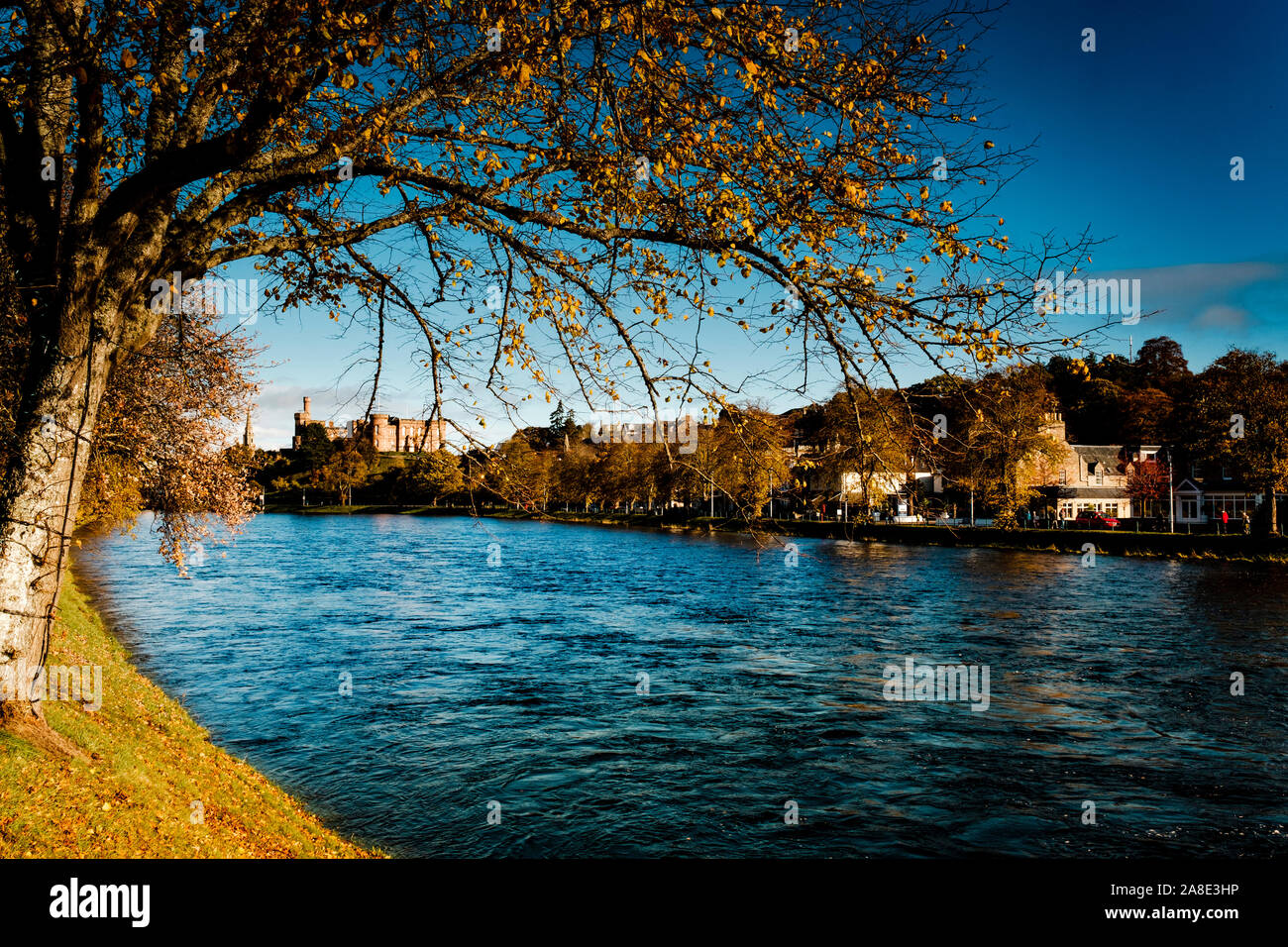 Den Fluss Ness in Speight, wie sie fließt durch die Stadt Inverness mit Inverness im Hintergrund das Schloss Stockfoto