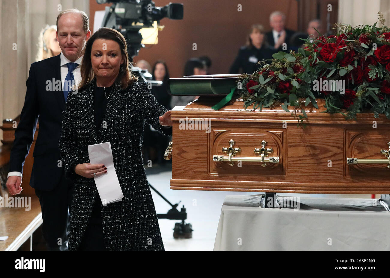 Suzy O'Byrne, Tochter des berühmten Sender Gay Byrne, berührt ihr Väter Sarg während seiner Trauerfeier in der St. Mary's Pro-Cathedral in Dublin. Stockfoto