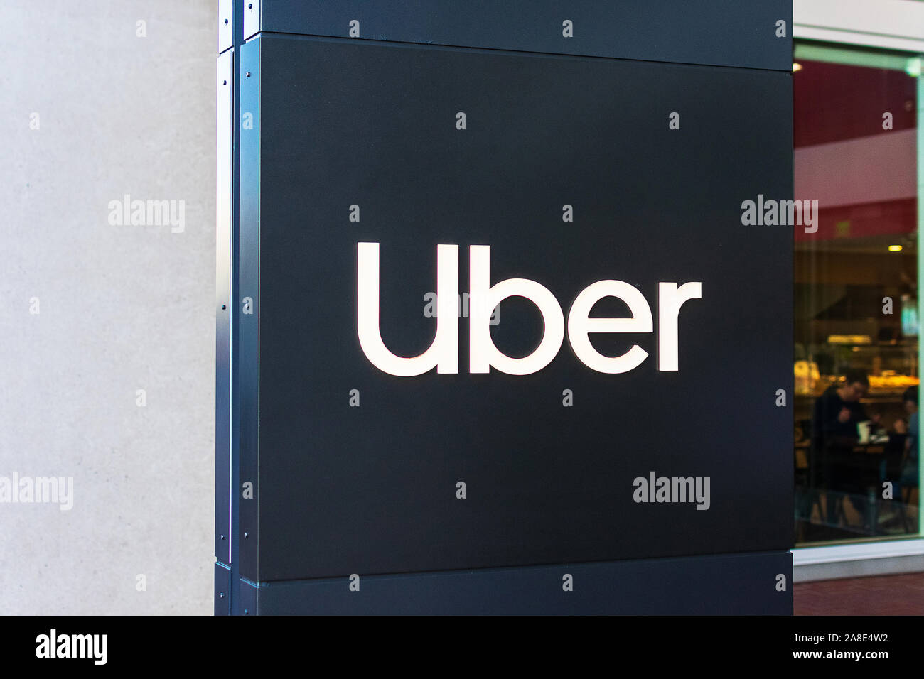 Uber Zeichen und Logos nahe dem Eingang zum Hauptquartier der Uber Technologien Transport Netzwerk starten Stockfoto