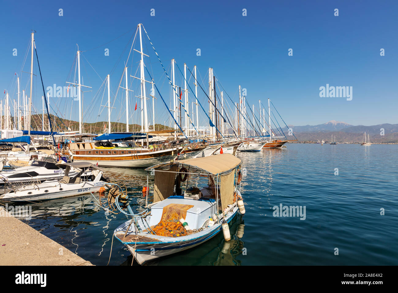 Boote im Hafen an der historischen Stadt Fethiye in der Türkei. Stockfoto