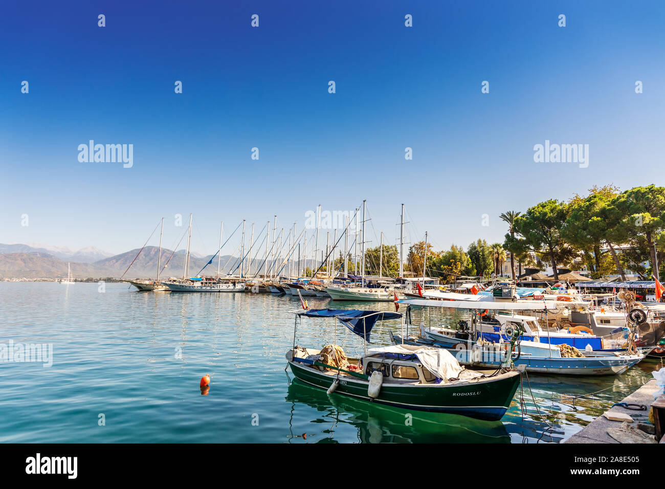 Boote im Hafen an der historischen Stadt Fethiye in der Türkei. Stockfoto