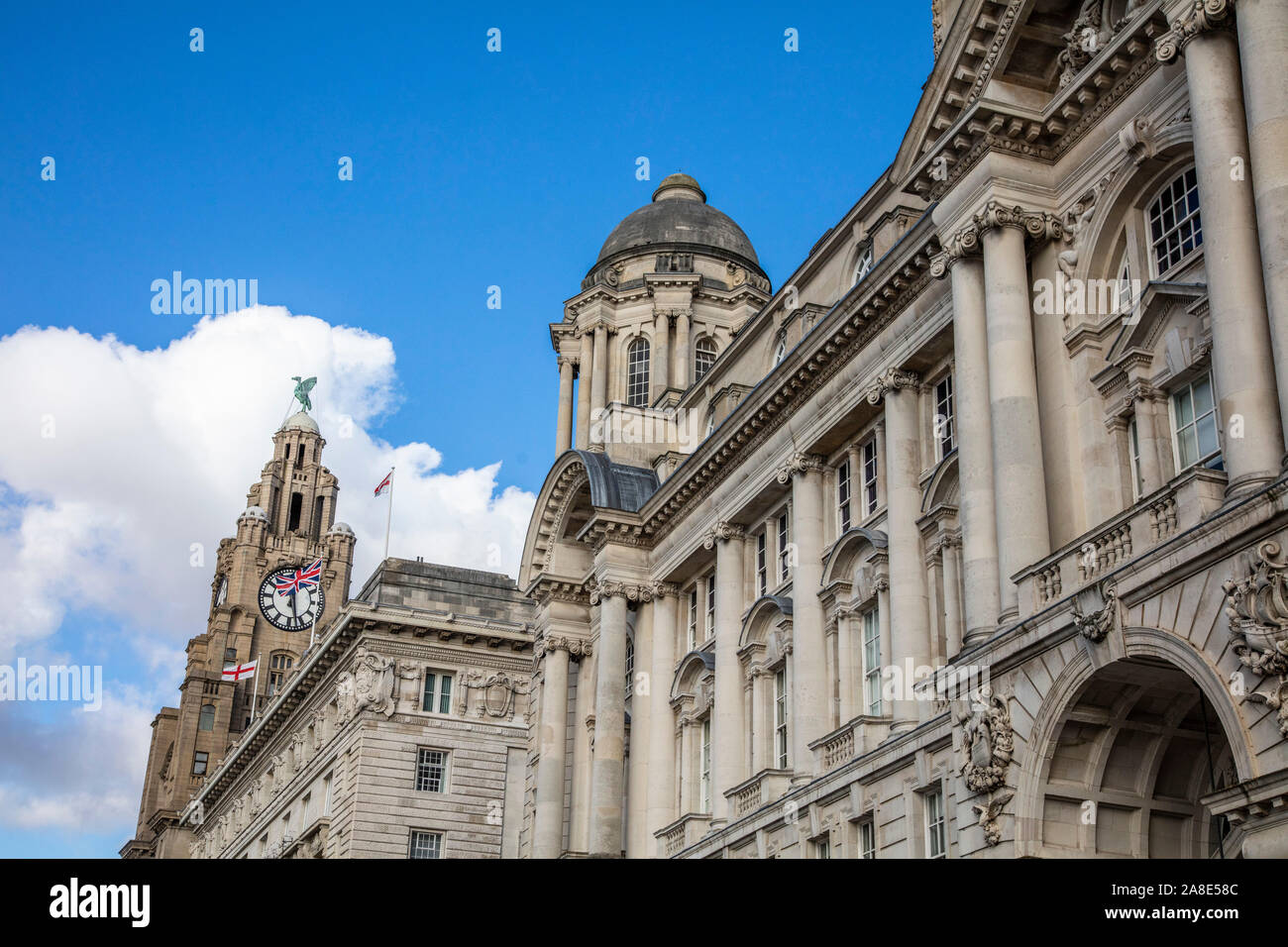 Liverpool, Großbritannien - 30. Oktober 2019: Blick auf den legendären Royal Liver Building in Liverpool, Großbritannien Stockfoto