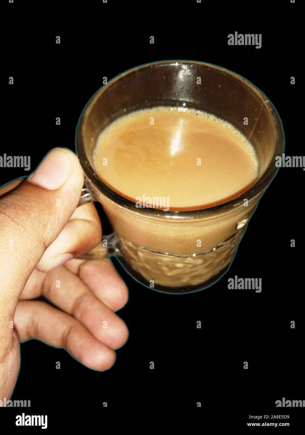 Heißer Kaffee sahne in weiße Tasse mit Kaffee Löffel auf schwarzem Hintergrund Stockfoto