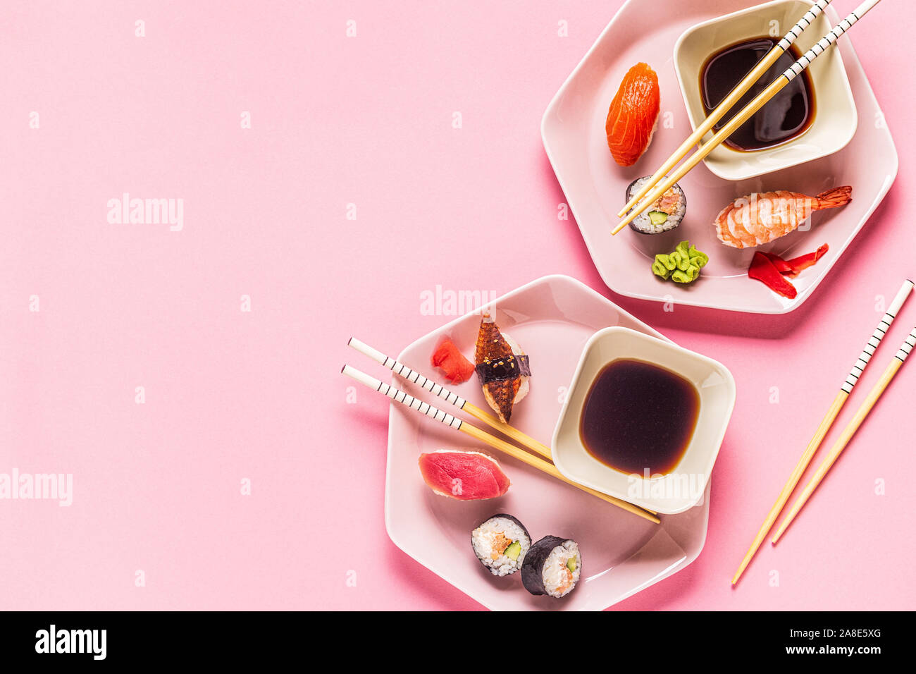 Tabelle mit traditionellen japanischen Essen, Ansicht von oben. Stockfoto