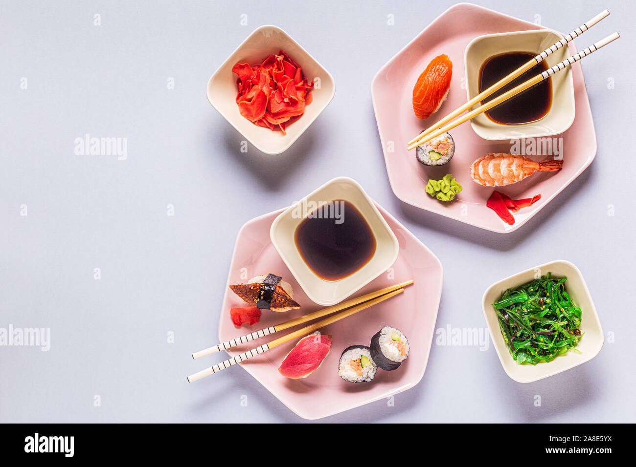 Tabelle mit traditionellen japanischen Essen, Ansicht von oben. Stockfoto