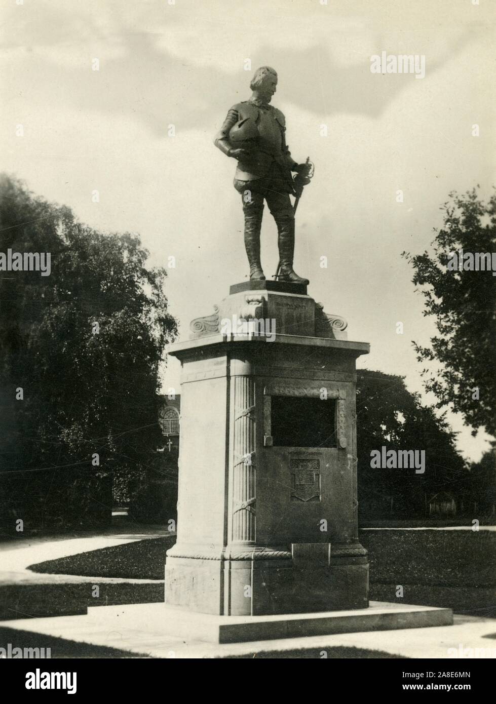 "Philip Sidney Memorial, das Schulen, Shrewsbury', c 1920. Kriegerdenkmal mit Skulptur des englischen Dichters Höfling, Gelehrter, und Soldat Sir Philip Sidney (1554-1586), an der Shrewsbury School in Shropshire. Sidney war an der Schule ausgebildet. Das Denkmal wurde am 24. Mai 1923 vorgestellt. Von "12 Real Photo Snaps - Shrewsbury". Stockfoto