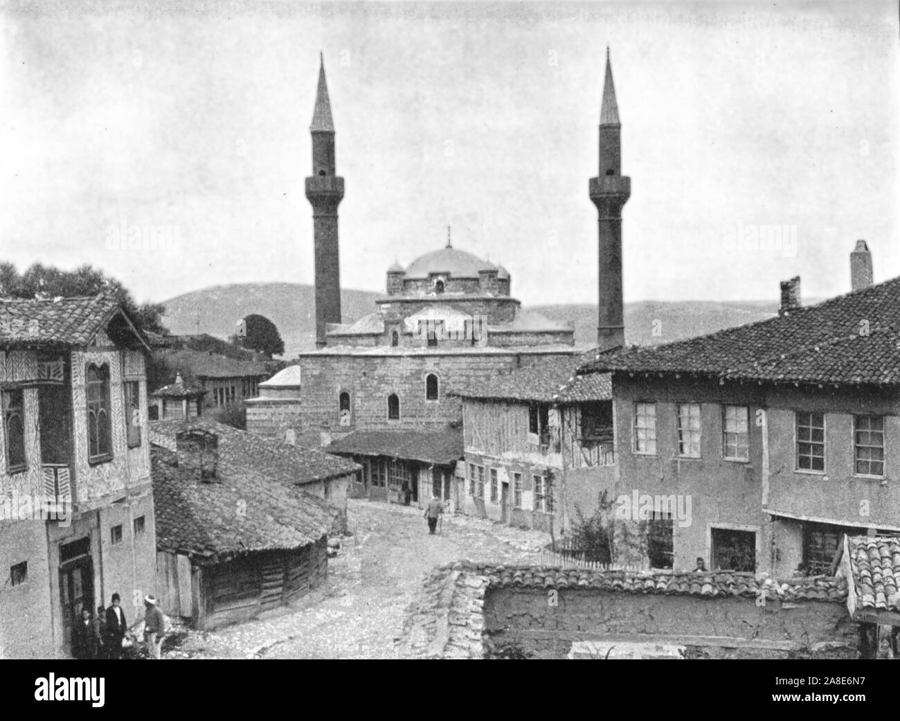 "Tosia', c 1906-1913, (1915). Blick auf die Moschee und Minarett in '... die kleine Stadt Tosia, [?] die Türkei, in der es nichts Bemerkenswertes. Das Äußere der Großen Moschee wirft hohe Hoffnungen komplett durch den schrecklichen Malerei ... gestrichelte'. Von "Kalifen" Letzte Erbe, eine kurze Geschichte des türkischen Reichs" von Lt.-Col. Sir Mark Sykes. [Macmillan &Amp; Co, London, 1915] Stockfoto